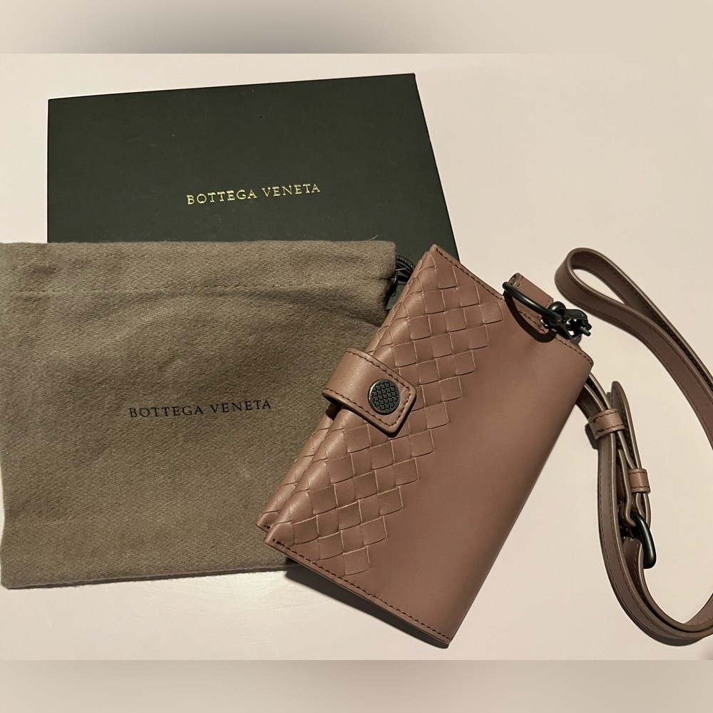 AUTHENTIC BOTTEGA VENETA PASSPORT WALLET
